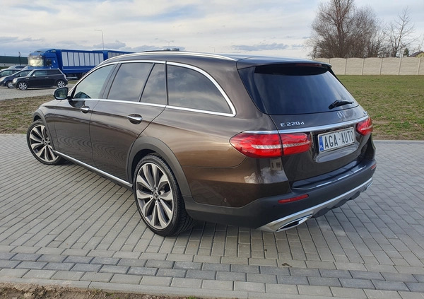 Mercedes-Benz Klasa E cena 139999 przebieg: 248000, rok produkcji 2017 z Biała małe 667